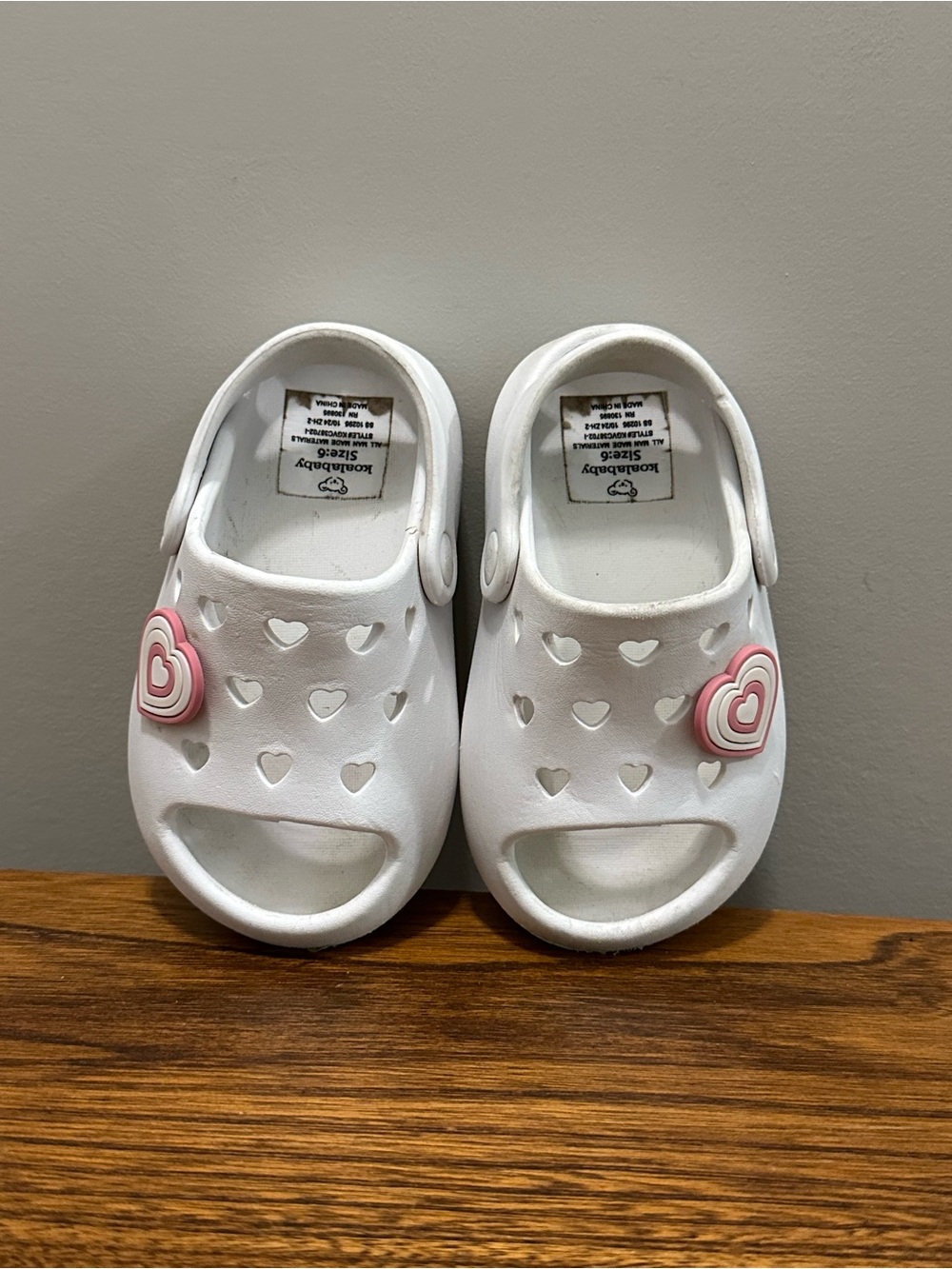 Koala baby size 6 White Kids Heart Clog Sandals with Pink Heart Accent